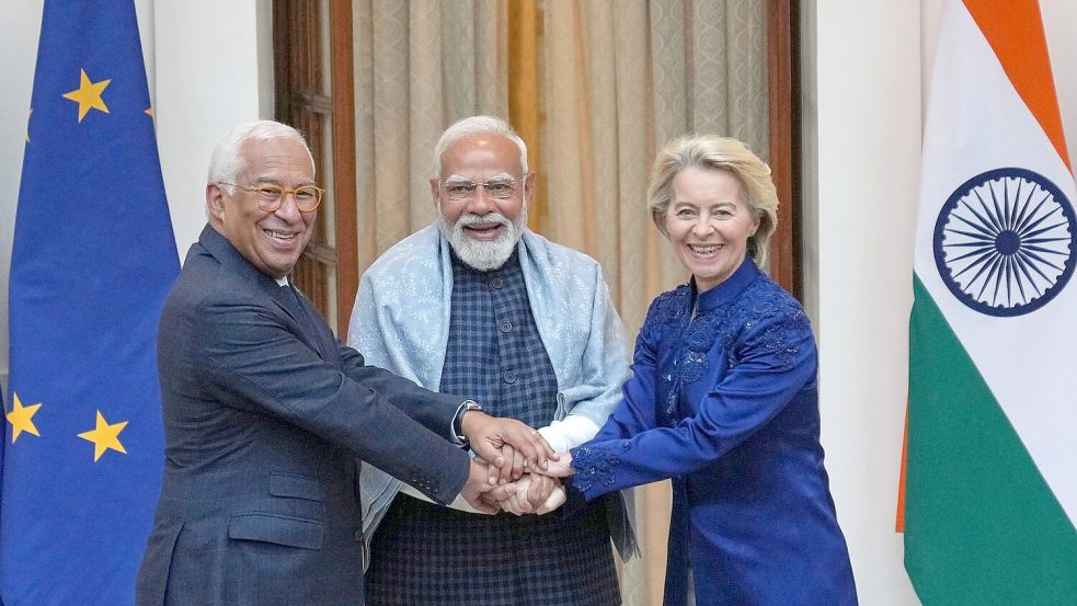 Feiern den erfolgreichen Abschluss der Freihandelsgespräche: EU-Ratspräsident António Costa (l), der indische Ministerpräsident Narendra Modi und EU-Kommissionspräsidentin Ursula von der Leyen. Foto: Manish Swarup/AP/dpa