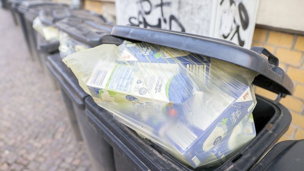 So soll es nicht sein: Getränkekartons im Restmüll. Dabei gehören sie in den Gelben Sack oder die Gelbe Tonne. Foto: Jan Woitas