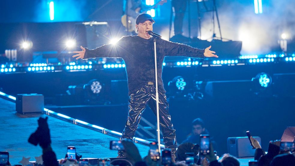 Der Sänger Peter Schilling steht bei der ZDF-Show „Celebrate at the Gate“ vor dem Brandenburger Tor auf der Bühne. Etwa 60 000 Besucher verfolgen die Show live bei Deutschlands größter Silvesterparty vor Ort. Foto: dpa/Jörg Carstensen