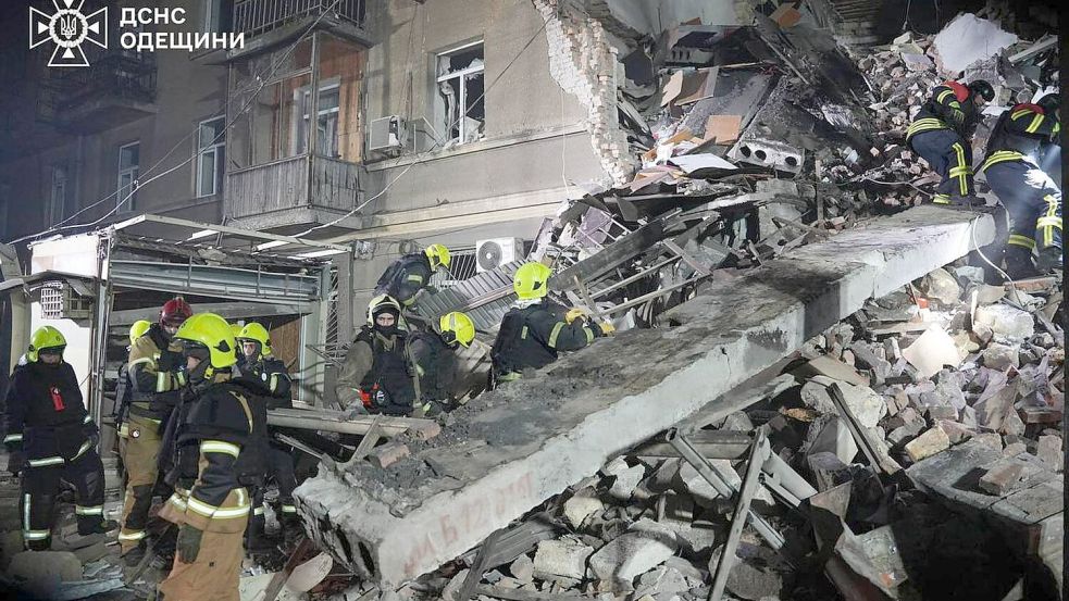 Rettungskräfte suchen in Odessa nach Verschütteten. Foto: Uncredited/Ukrainian Emergency S