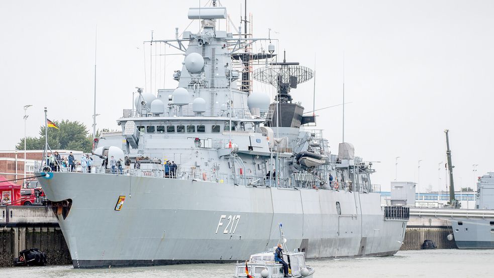 Der Marinestützpunkt Wilhelmshaven, hier mit der Fregatte Bayern, ist einer der Anlaufpunkte der Bundeswehr, die Schüler aus dem Landkreis Aurich besuchen. Foto: DPA/Hauke-Christian Dittrich