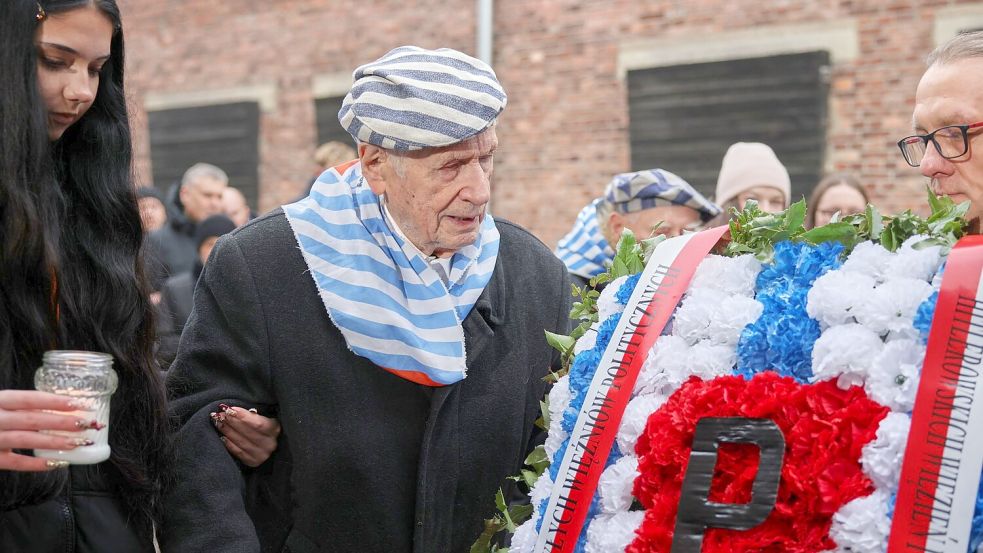 Der Holocaust-Überlebende Stanislaw Zalewski gedenkt mit anderen Überlebenden im früheren deutschen Konzentrations- und Vernichtungslagers Auschwitz der Opfer des NS-Terrors. Foto: Beata Zawrzel/AP/dpa