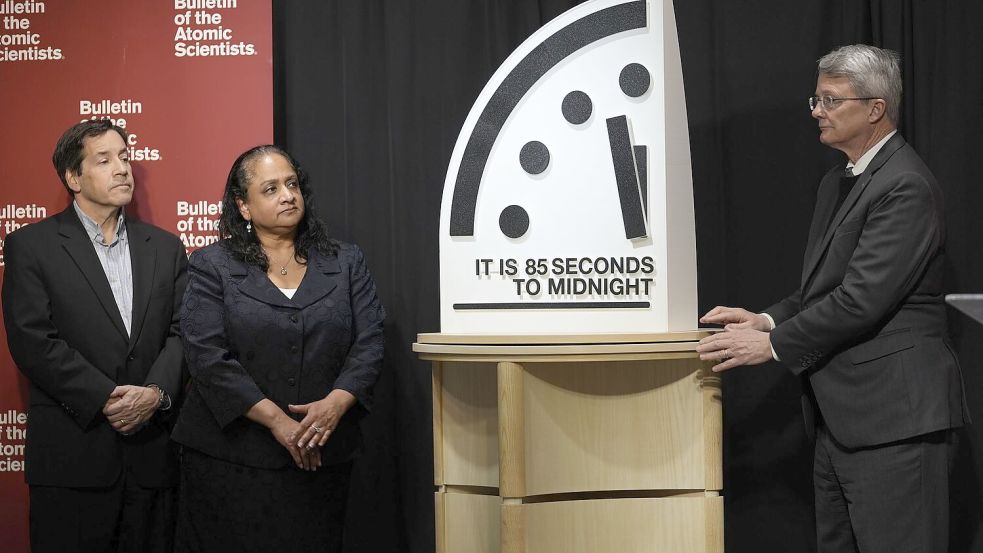 Der Stand der „Weltuntergangsuhr“ wird vorgestellt. Foto: Pablo Martinez Monsivais/AP/dpa