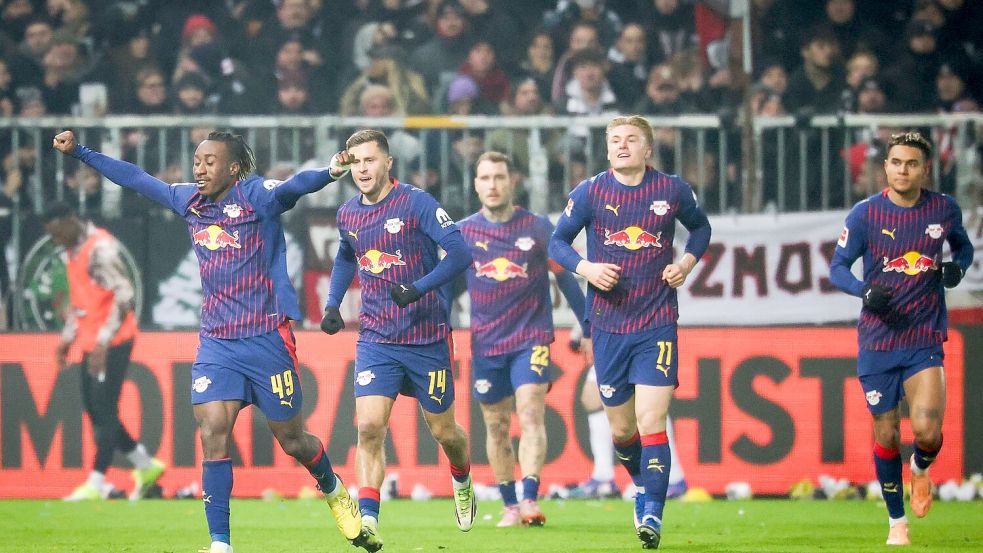 Leipzigs Yan Diomande (l,) jubelt nach seinem Treffer beim FC St. Pauli. Foto: Christian Charisius