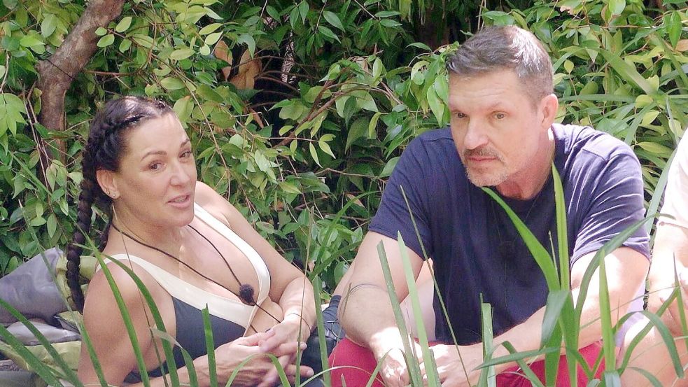 Ballack und Krüger blicken mit Verwunderung auf die Jugend. Foto: RTL/dpa