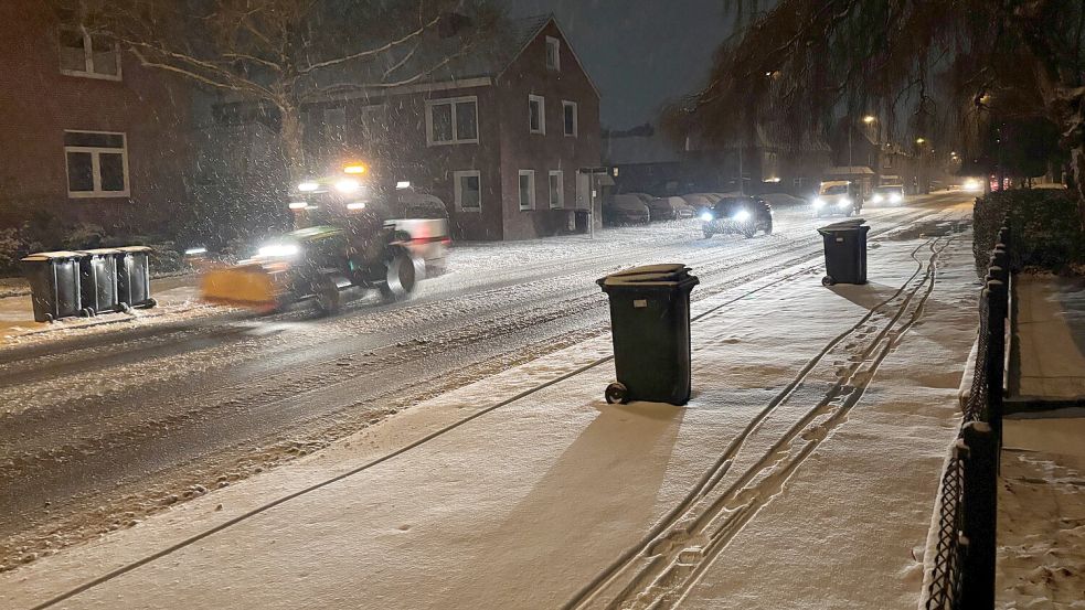 In Ostfriesland – hier in Leer – hat es in der Nacht zu Mittwoch erneut geschneit. Der Winterdienst ist im Einsatz. Foto: Oliver Bär