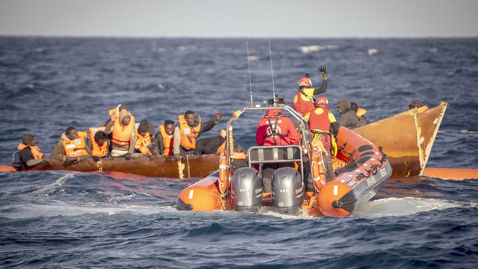 ie meisten irregulären Migranten erreichen Spanien per Flugzeug aus Lateinamerika. Manche aber auch über das MIttelmeer per Boot. Foto: dpa/EUROPA PRESS/Antonio Sempere