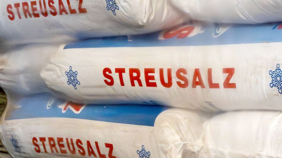 Bei Glatteis ist Streusalz im Rahmen der Anliegerpflicht erlaubt, in den meisten anderen Fällen jedoch verboten. Foto: IMAGO/STEINSIEK.CH