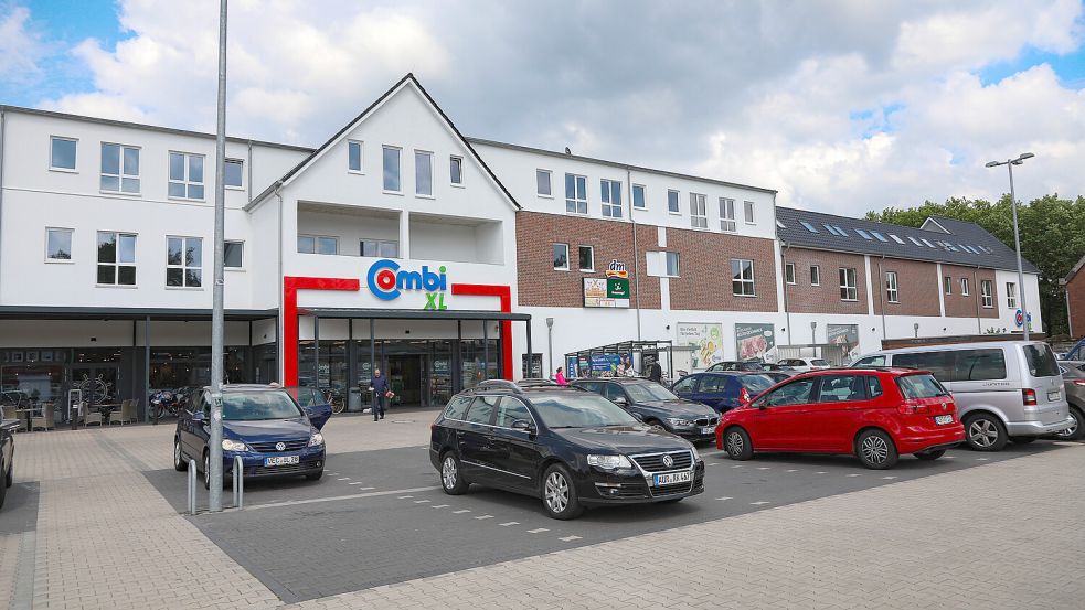 Wenn es nach der GfA-Fraktion im Auricher Rat geht, sollen Angestellte der Auricher Innenstadtgeschäfte bald auf dem Parkplatz des Combi XL am Breiten Weg parken können. Foto: Archiv/Romuald Banik