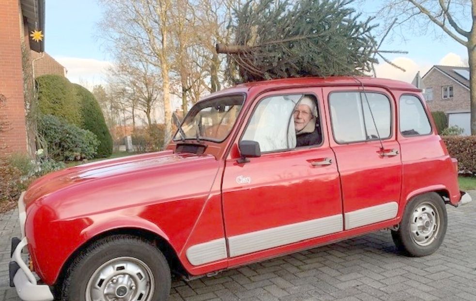 Manfred Peters aus Neermoor nutzt seinen R 4 im Alltag – ein sogenannter Daily-Driver, der auch mal als Weihnachtsbaum-Transporter herhalten muss. Foto: privat