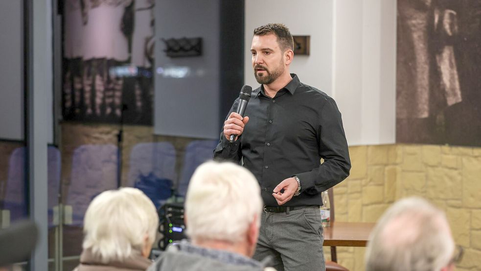 Der Rechtsanwalt Daniel Kuhlmann - hier bei einer Infoveranstaltung für Geschädigte - hat nach dem Gelsenkirchener Sparkassen-Einbruch nach eigenen Angaben erste Klagen gegen die Bank eingereicht. (Archivbild) Foto: Christoph Reichwein