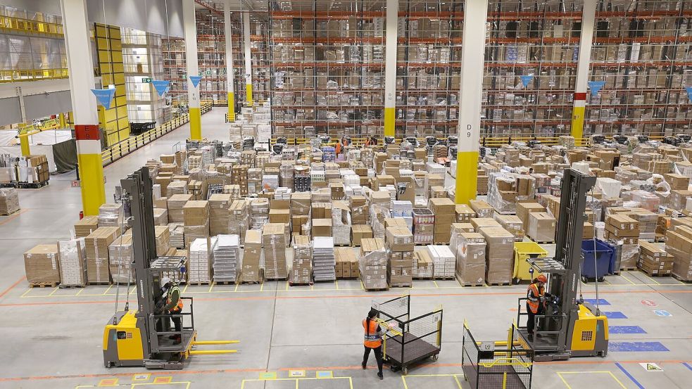 Aus solchen Logistikzentren beliefert Amazon seine Kunden. (Archivbild) Foto: Bernd Wüstneck