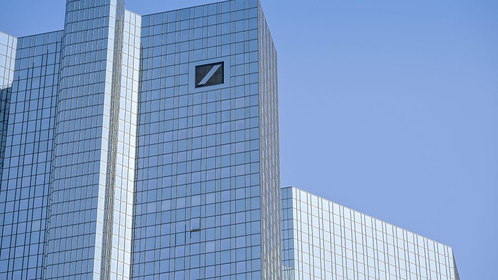 Die Wolken spiegeln sich in der Glasfassade der Zwillingstürme der Zentrale der Deutschen Bank in Frankfurt: Nun steht sie unter verdacht Geldwäsche betrieben zu haben. Foto: IMAGO/Joko