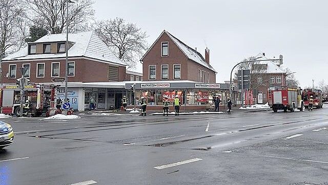 Die Einsatzkräfte rückten in die Wohnräume des Eckhauses an der Julianenburger Straße vor. Foto: Jasmin Keller