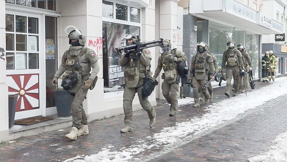 Einsatzkräfte des Spezialeinsatzkommandos SEK Niedersachsen der Polizei waren in Oldenburg im Einsatz. Foto: NWM-TV/dpa