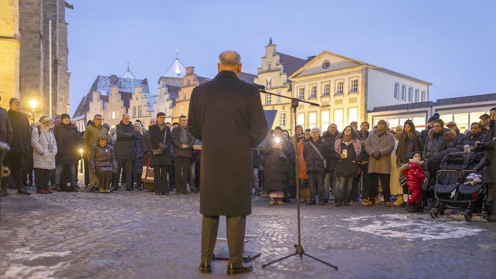 Helle Fassaden in düsterer Weltlage: Das Gedenken an die Befreiung von Auschwitz auf dem Osnabrücker Marktplatz. Foto: Swaantje Hehmann