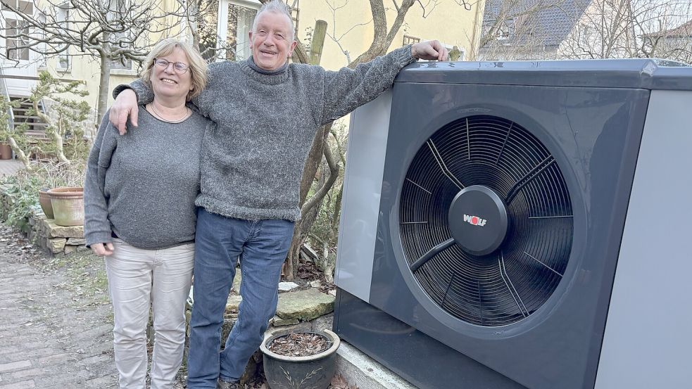 Energieerzeuger am Gartentor: Ulrike Sensse und Hanno Kottmeyer beheizen ihr Mehrfam ilienahus in der Wüste mit einer Wärmepumpe. Foto: Wilfried Hinrichs