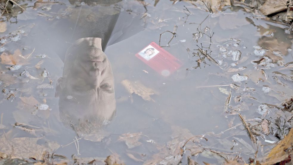 Symbolhaft: Robert Karow (Mark Waschke, Bild) findet den heruntergefallenen Dienstausweis seiner Kollegin Susanne Bonard, die ihn in drei Tagen verlassen wird. Foto: © rbb/Conny Klein