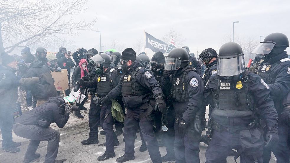 Bundesbeamte der Einwanderungsbehörde ICE sind hier bei einer Demonstration in Minneapolis zu sehen. Foto: Adam Gray/AP/dpa