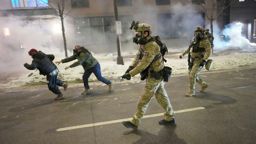 ICE-Beamte setzen auch Tränengas ein. Foto: Adam Gray/AP/dpa