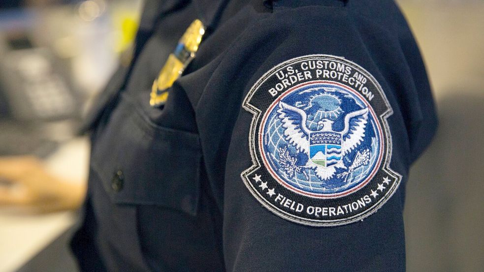 CBP-Beamte entscheiden über die Einreise in die USA. (Archivbild) Foto: Glenn Fawcett/CBP/Department of