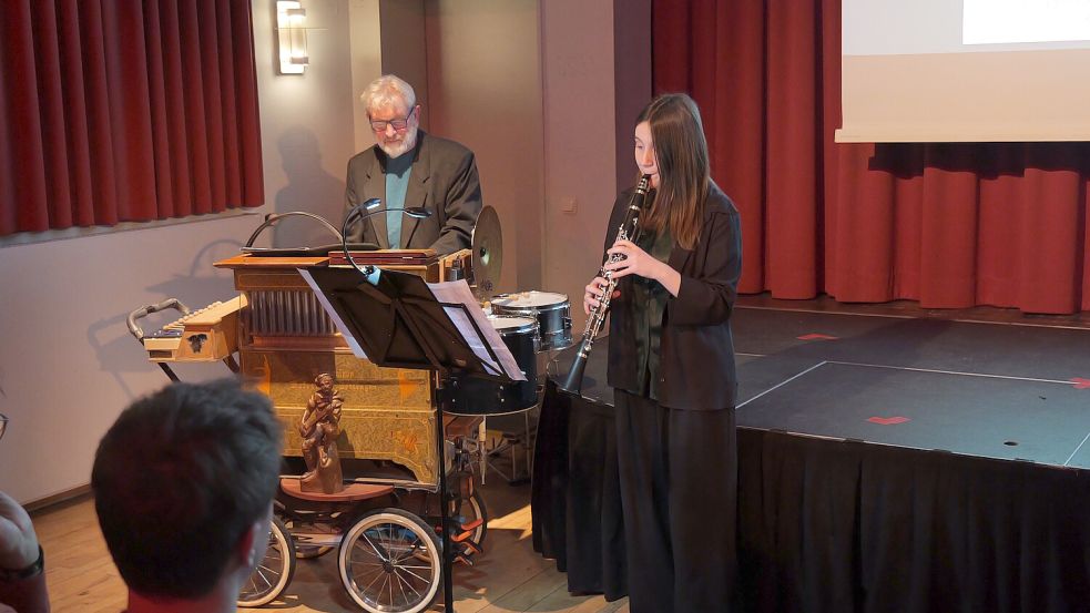 Sie sorgten mit fröhlichen Klezmer-Klängen für einen versöhnlichen Abschluss: Klarinettistin Emma Blesene und Heinz-Wilhelm Schnieders an seiner Drehorgel. Fotos: Werner Jürgens