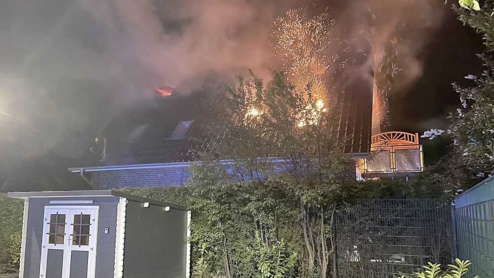 Flammen schlugen im Juni 2022 aus der brennenden Ferienwohnung in Leezdorf, die der Stuttgarter im Wahn angezündet haben soll. Foto: Feuerwehr