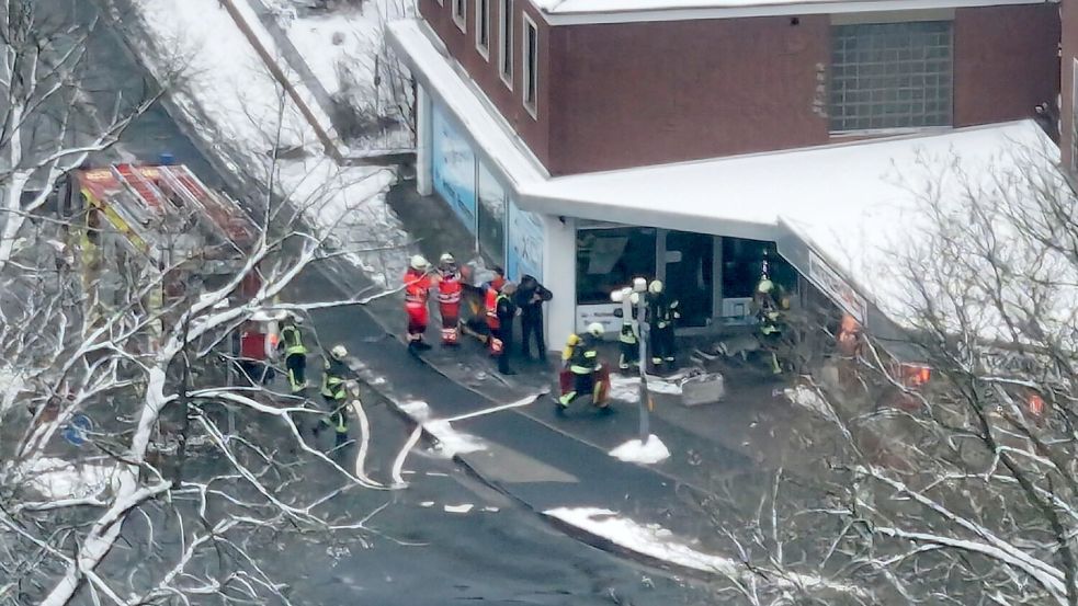 Die Feuerwehrleute begaben sich in eine Wohnung im Obergeschoss, wo es durch Essen auf dem Herd einen Brand gegeben hat. Foto: Tizian Dunkmann