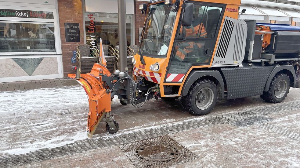 Der Raumdienst hielt am Mittwoch auch die Fußgängerzone schneefrei. Foto: Mieke Matthes