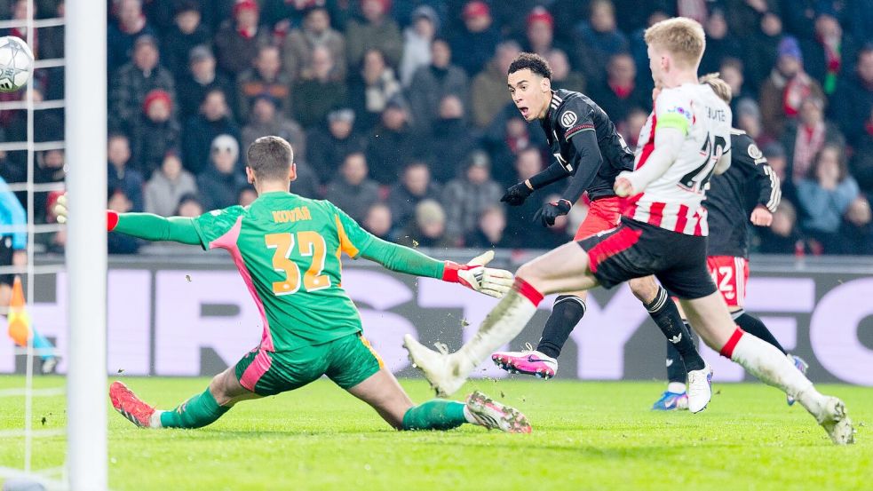 Jamal Musiala(M) trifft platziert und wuchtig zum 1:0. Foto: Rolf Vennenbernd