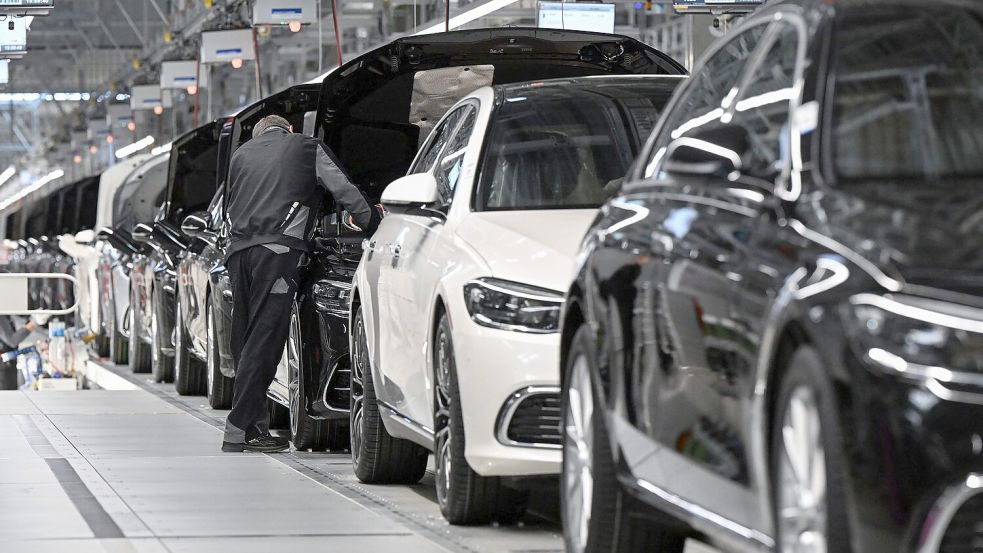 Mercedes-Produktion in Sindelfingen. Gerade im Premiumsegment ist die deutsche Autoindustrie stark. (Archivbild) Foto: Bernd Weißbrod