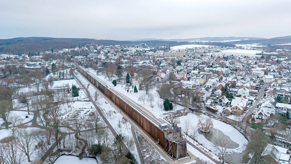 Das Gradierwerk Bad Rothenfelde in einer Winterlandschaft. Die Aufnahme entstand nur mit Sondergenehmigung, da für Luftbilder über dem Areal besondere Auflagen gelten. Foto: Sebastian Dannenberg