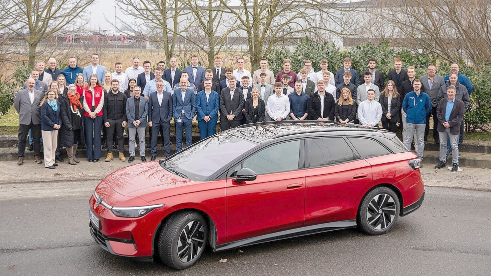 Gruppenbild mit ID.7: 38 junge Männer und Frauen haben ihre Berufsausbildung im Volkswagen-Werk Emden abgeschlossen und erhielten am 23. Januar ihre Prüfungszeugnisse der Industrie- und Handelskammer. Foto: Volkswagen AG