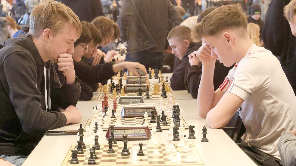 Mit hoher Konzentration und unter Zeitdruck spielten Kinder und Jugendliche um die Tickets für die Bezirksmeisterschaften im Schulschach.Fotos: Wilfried Gronewold