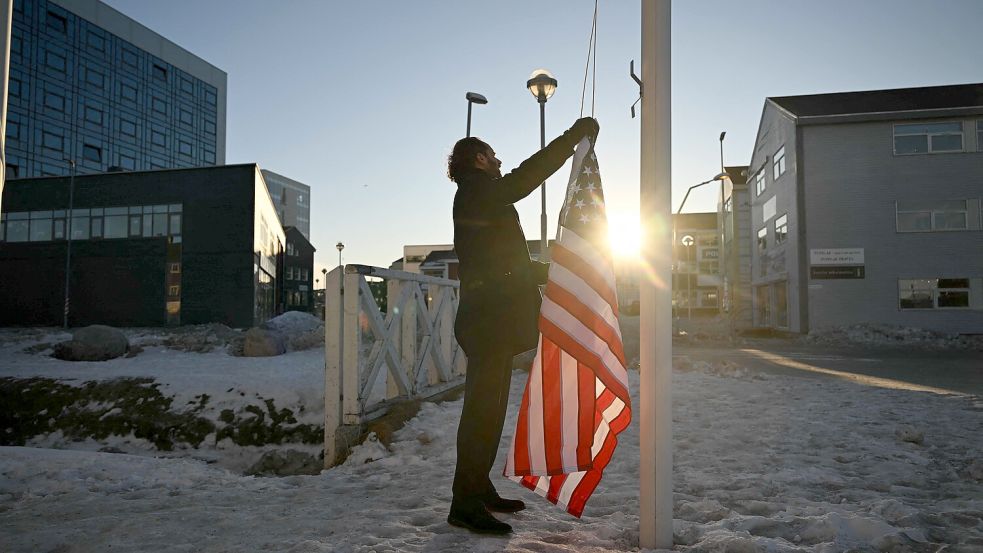 Der Kabarettist Maxi Schafroth wurde in Grönland dabei gesehen, wie er versuchte, eine US-Flagge zu hissen. Foto: AFP/INA FASSBENDER