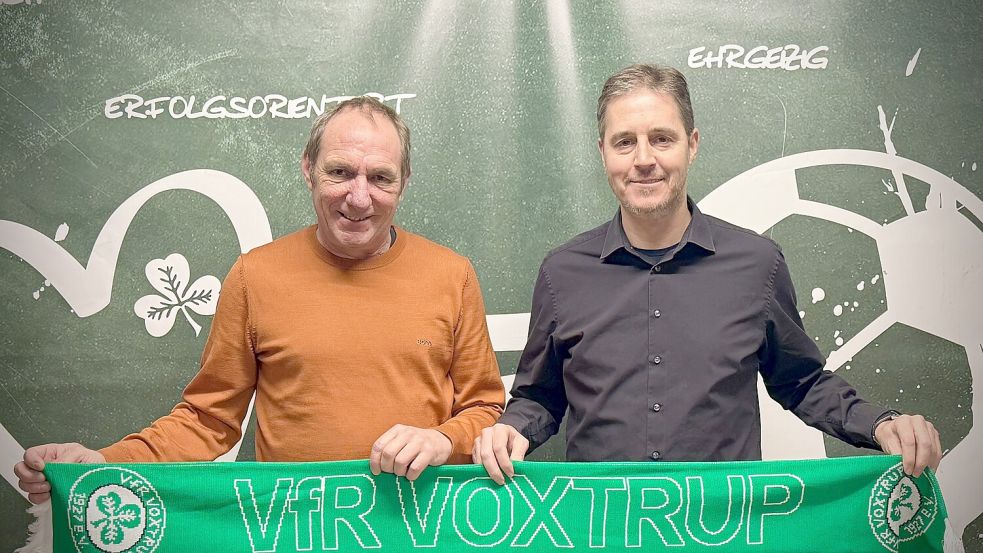 Lösung gefunden: Der VfR Voxtrup um Erik Ropken (links) präsentiert Björn Richter als neuen Trainer für die kommende Saison. Foto: VfR Voxtrup/Jonas Beckmann