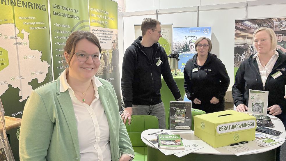 Annika Jaborg (links) und ihr Team vom Maschinenring präsentierten die Leistungen von Betriebshelfern und Dorfhelferinnen. Foto: Karin Böhmer