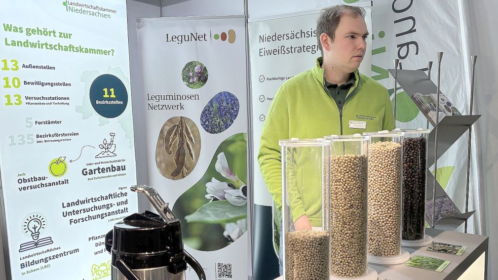 Torben Windheim stellte am Stand der Landwirtschaftskammer Hülsenfrüchte als Ackerfrucht vor. Foto: Karin Böhmer