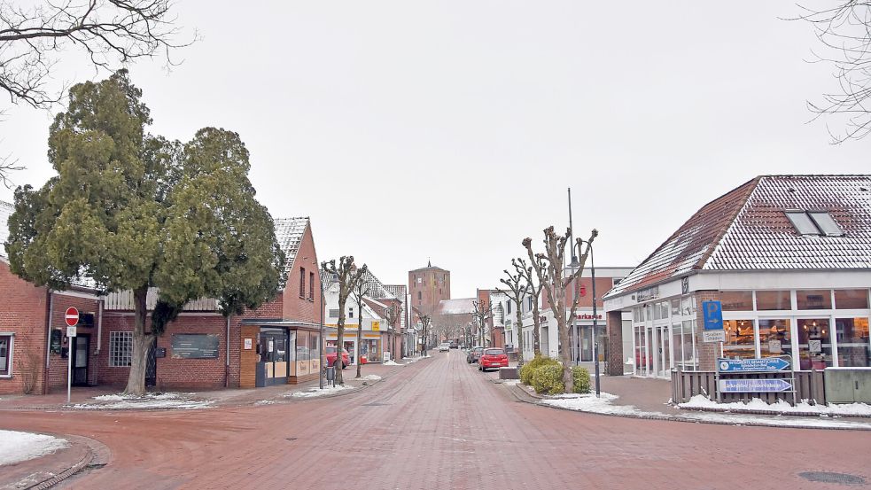 Eine solche alte Eibe wie am linken Rand der Rosenstraße Marienhafe stand auch auf der gegenüberliegenden Straßenseite vor der Bäckereifiliale Grünhoff (rechter Bildrand). Foto: Thomas Dirks