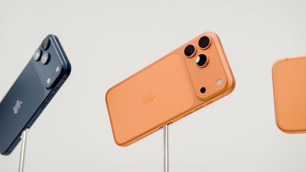 Die iPhone-17-Modellreihe half Apple Marktforschern zufolge, zum Smartphone-Spitzenreiter zu werden. (Archivbild) Foto: Andrej Sokolow/dpa/dpa-tmn