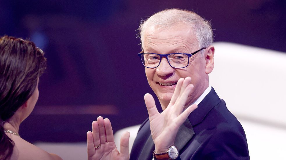 Günther Jauch ist seit 1999 Moderator der Quizshow und war ganz begeistert von Teilnehmerin Ellen Zarghami. Foto: Rolf Vennenbernd/dpa