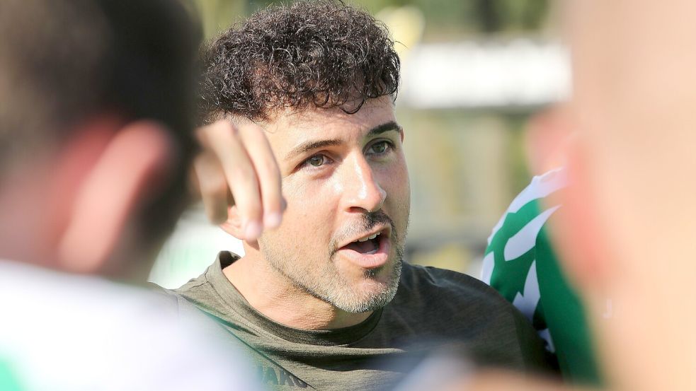 Zur Saison 2023/24 trat Jannik Swieter bei Eintracht Ihlow seine ersten Trainerstation im Herrenbereich ein. Derzeit rangiert seine Elf auf Platz eins der Ostfrieslandliga. Fotos (2): Wilfried Gronewold