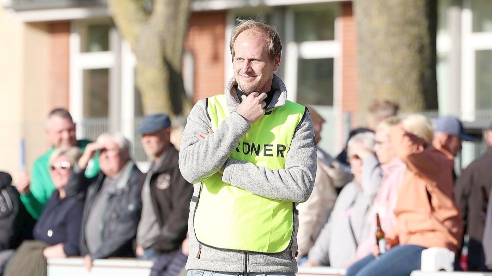 Der Vereinsvorsitzende von Eintracht Ihlow, Bernd Emkes, freut sich über die sportliche Entwicklung der 1. Herren.