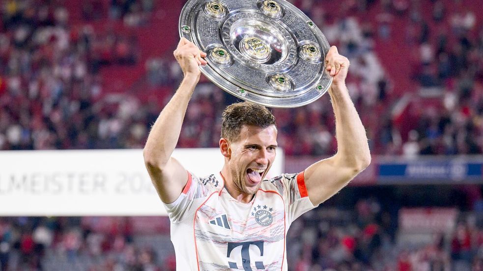 Mit „vollen Händen“, wie hier mit der Meisterschale 2025, will sich Leon Goretzka aus München verabschieden. Foto: Tom Weller