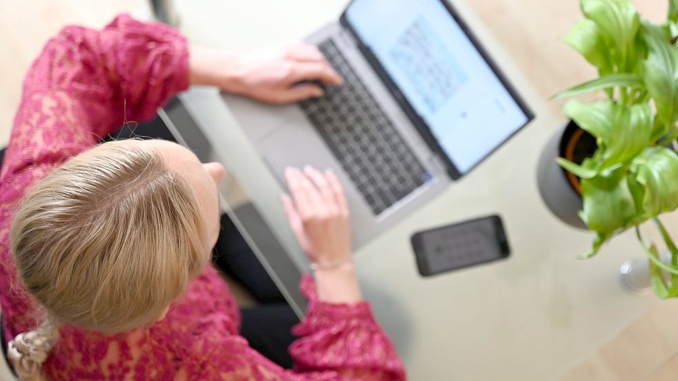 Wer im Internet Verträge abschließt, soll diese künftig einfacher wieder stornieren können. (Symbolbild) Foto: Helena Dolderer/dpa
