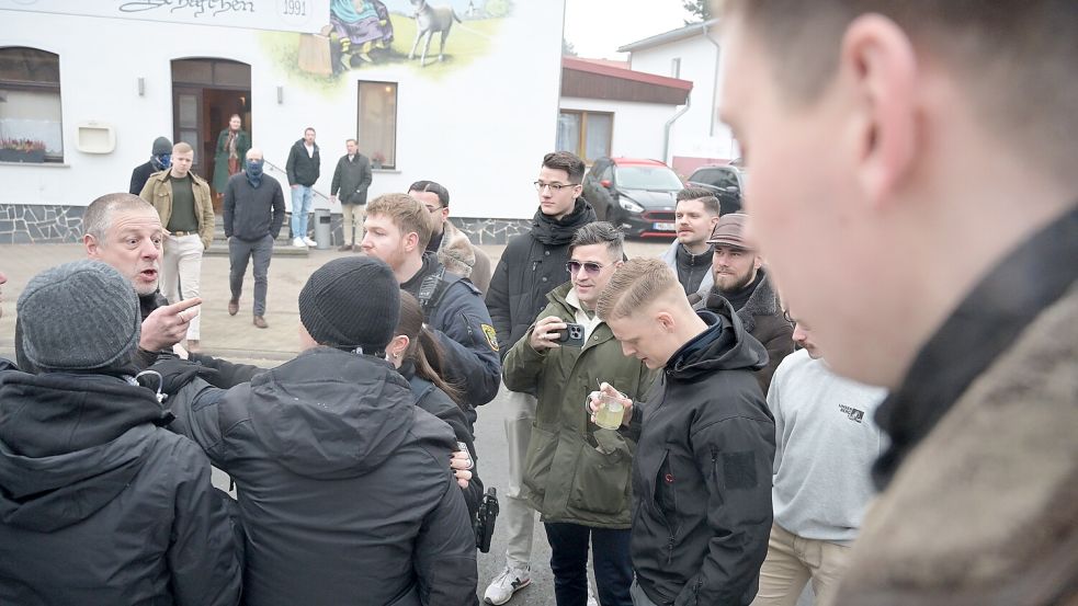 Teilnehmer der „Winterakademie“ in Schnellroda: Mittendrin der österreichische Rechtsextremist Martin Sellner (mittig mit Sonnenbrille) und der Gastgeber Götz Kubitschek (links, mit ausgestrecktem Finger). Foto: Recherche Nord
