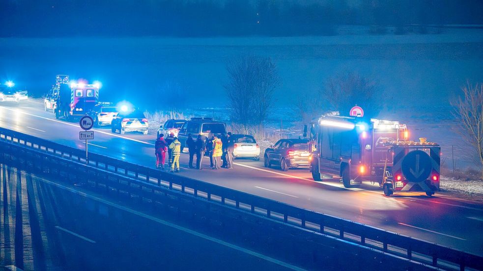 Die Polizei hat die A3 im Landkreis Regensburg in beide Richtungen gesperrt. Foto: NEWS5 / Lars Haubner/NEWS5/dpa