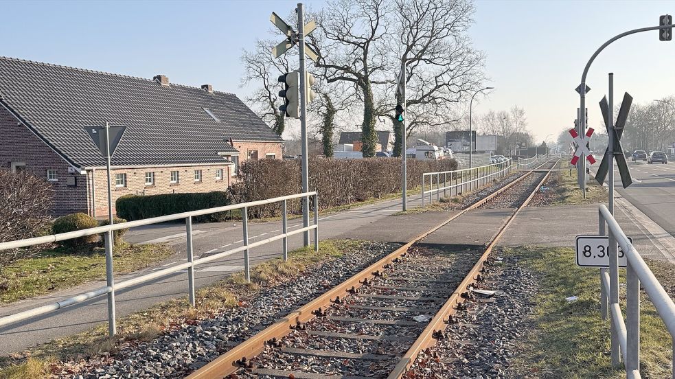 In Moordorf verlaufen die Bahnschienen in unmittelbarer Nähe zu Wohnhäusern und Gewerbebetrieben. Foto: Holger Janssen