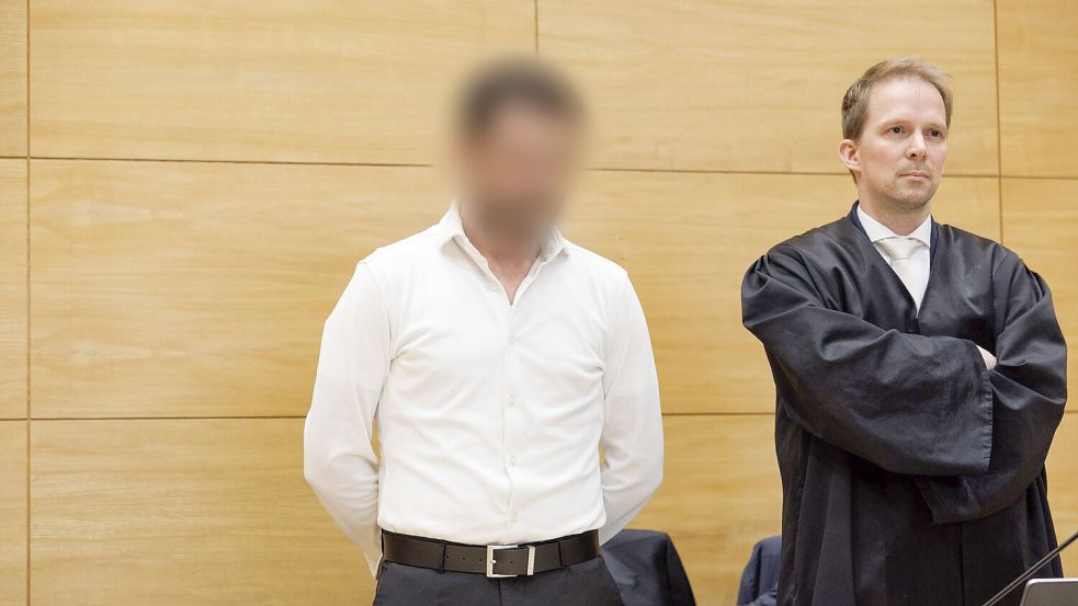 Das Urteil nach Schüssen auf ehemaligen Boxprofi in Bielefeld ist rechtskräftig. Der zu diesem Zeitpunkt Angeklagte (l.) stand zum Prozessauftakt neben seinem Verteidiger Tobias Diedrich. Foto: Friso Gentsch