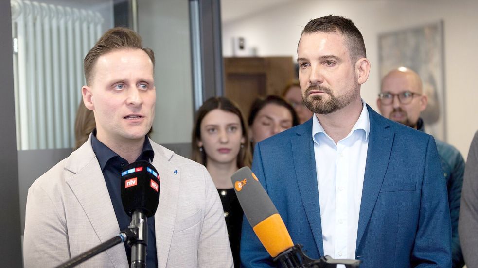 Ein weiterer Kläger, der 46 Jahre alter Geschäftsführer Daniel Oryan (links), sprach bei dem Termin von „Kommunikation Null“. Foto: Dieter Menne/dpa